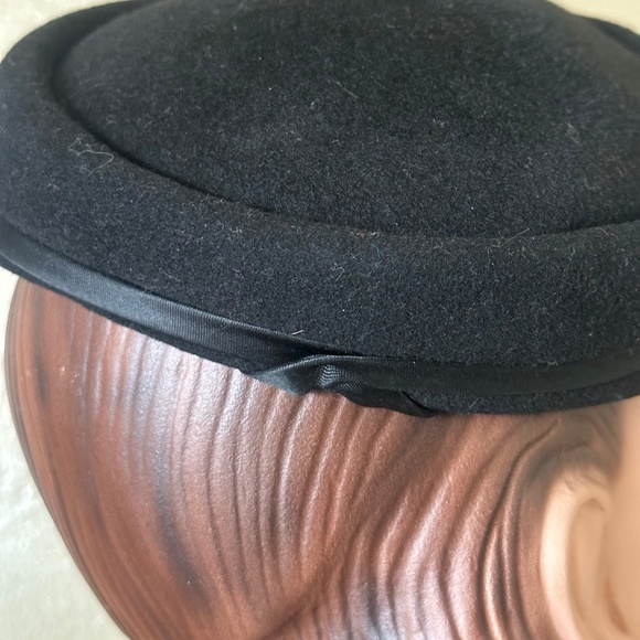 LOVELY 1950\'s BLACK FELT HAT WITH MULTICOLORED FEATHER \